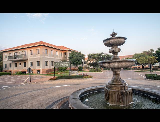 1,527M² OFFICE TO LET IN VORNA VALLEY